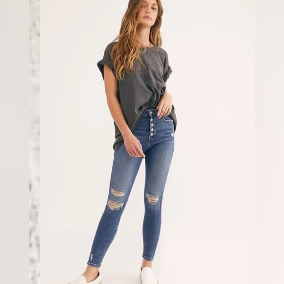 Free People Denim - Free People We The Free Sabrina Super Skinny Distressed Exposed Button Size 28